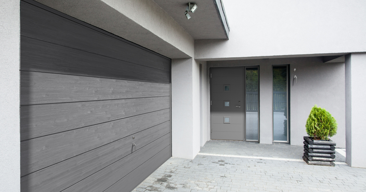 En isolerad och underhållsfri garageport med lätt strukturerad yta och liggande spår.