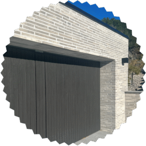 DE_USP_02 Mörk träbeklädd garageport från Dieden-Ekodoor i stilren tegelbyggnad