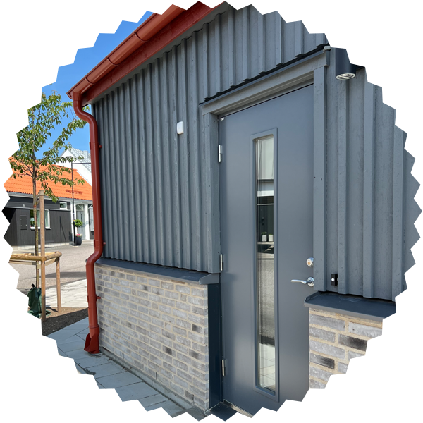 DE_USP_05 Mörk träbeklädd garageport från Dieden-Ekodoor i stilren tegelbyggnad