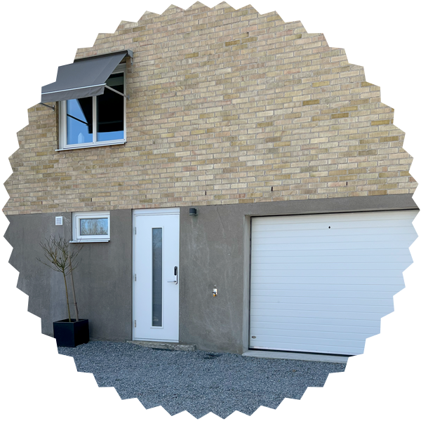 DE_USP_06 Vit garageport och ytterdörr från Dieden-Ekodoor monterade i putsad villa med tegelfasad