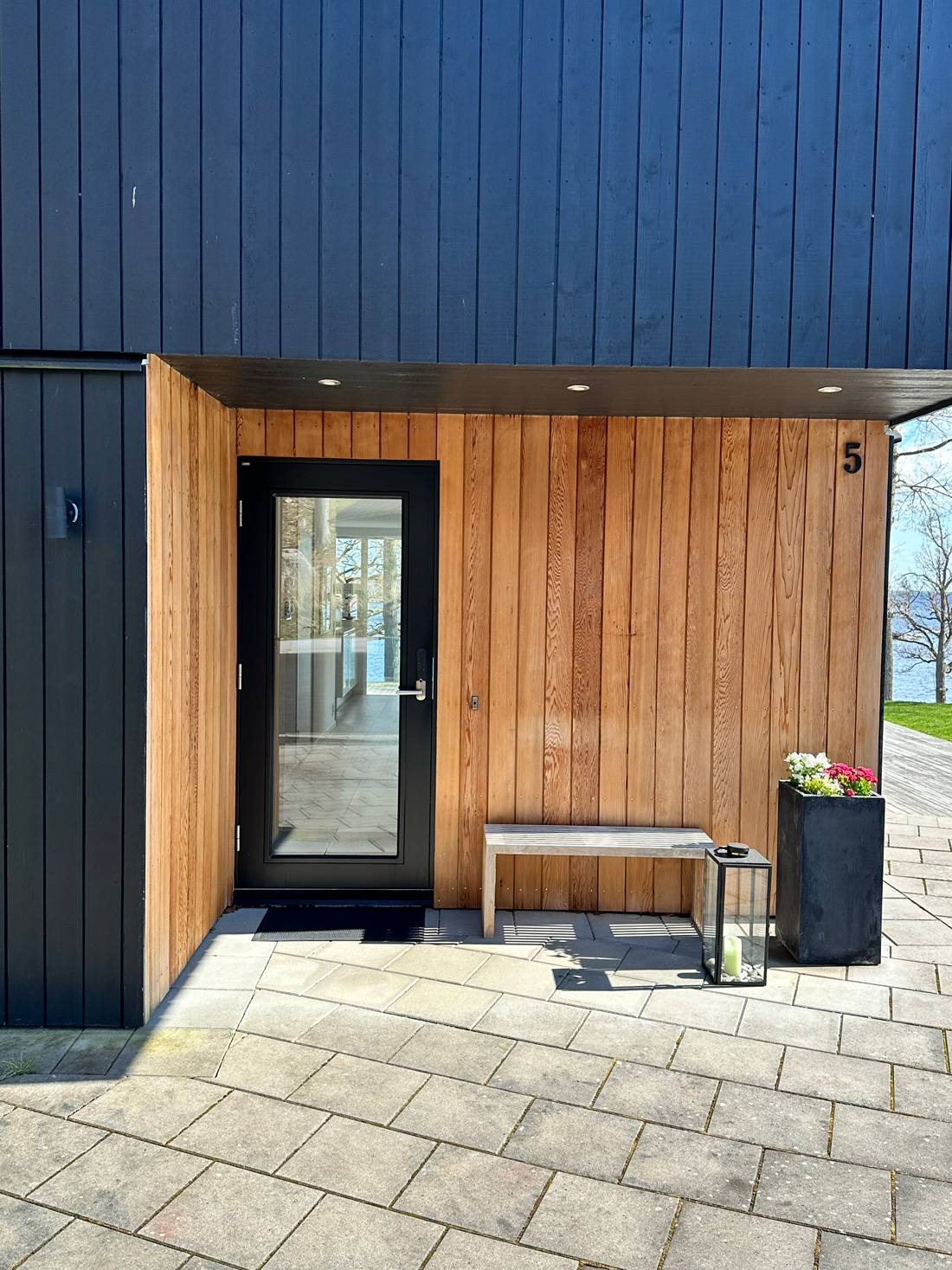 IMG_3942_komprimerad Svart ytterdörr modell Oslo 10G1 från Dieden-Ekodoor monterad i modern träfasad