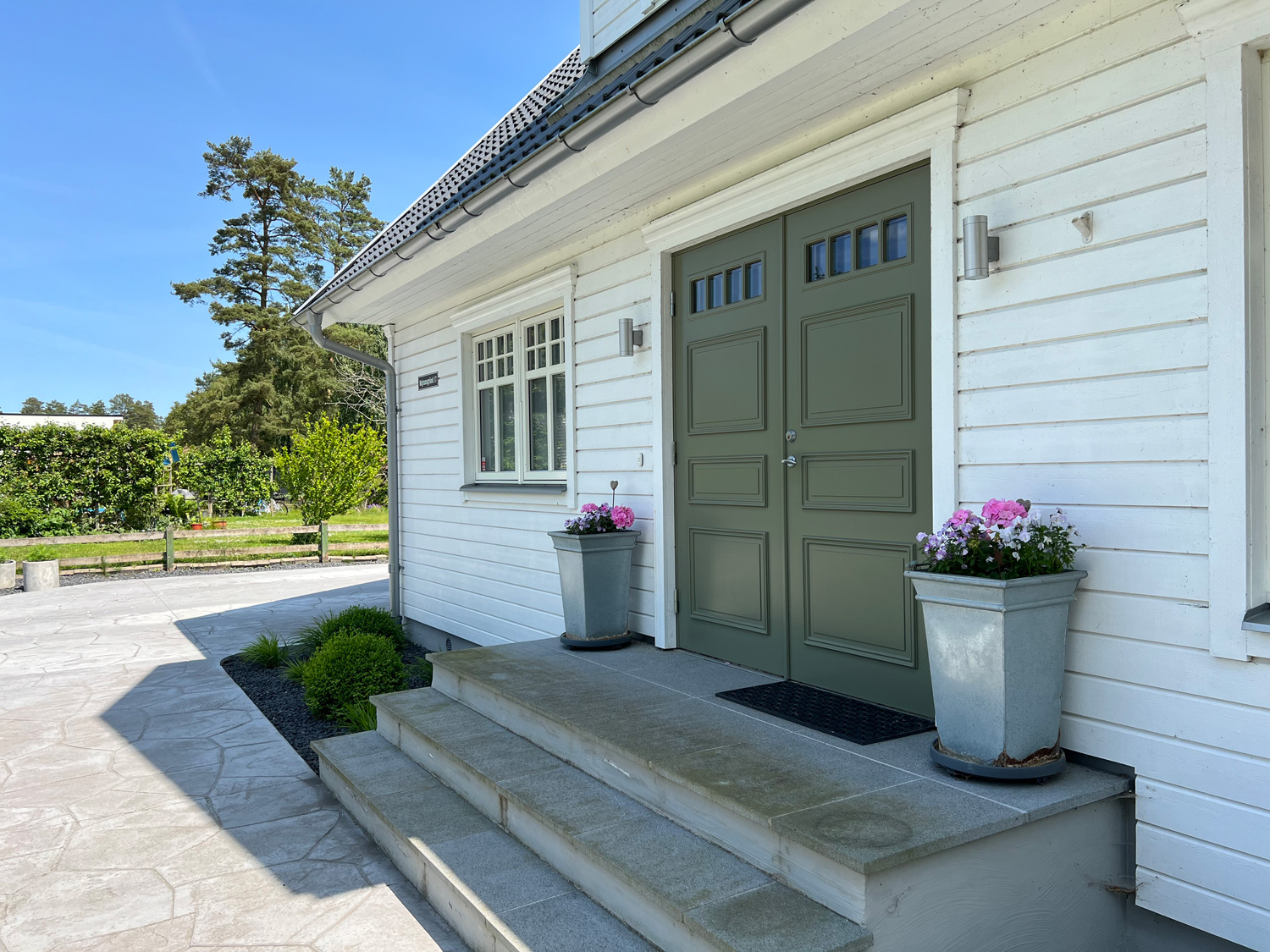 IMG_9162_komprimerad Grön pardörr Vetlanda 7704 från Dieden-Ekodoor monterad på vit träfasad med klassisk entré