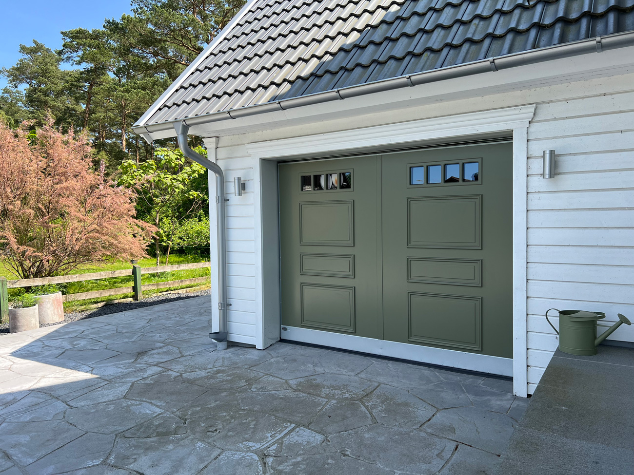 IMG_9245_komprimerade Grön garageport modell Vetlanda P7704 från Dieden-Ekodoor monterad på vit träfasad